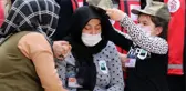 Şehidin kızından cenazede yürek dağlayan hareket! Ağlayan annesine asker kepi taktı