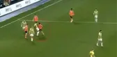 Valencia'yı iterek yere düşüren Mahmut Tekdemir'e kırmızı çıktı