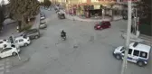 Polis memurları iftarlık kumanyalarını kağıt toplayan yabancı uyruklu aileye verdi