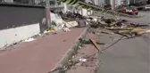 Fırtınada uçan çatının enkazı kaldırılıyor