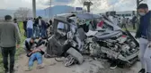 HAFİF TİCARİ ARAÇ BETON DİREĞE ÇARPTI 4 AĞIR YARALI