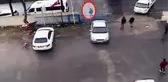 Kontrolden çıkan kamyonet, kaldırımdaki yayaya çarptı! Feci kaza anbean kamerada
