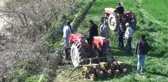 AFYONKARAHİSAR - Devrilen traktördeki 2 kişi yaralandı