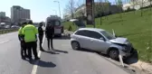 BAYRAMPAŞA'DA OTOMOBİL BARİYERLERE OK GİBİ SAPLANDI 1 YARALI
