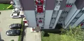 23 Nisan'da apartmanların dış cephelerine oyuncak astılar