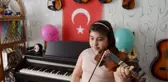 9 yaşındaki Ceren'den kemanlı 23 Nisan kutlaması