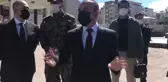 Kovid-19 aşısı olmayanlara ulaşıp durumun ciddiyetini anlatıyorlar