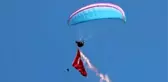Yamaç paraşütü pilotundan havada 23 Nisan kutlaması
