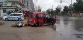 Kısıtlama saatinde 2 araç kavşakta bir birine girdi