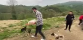 Sokak hayvanlarına yiyecek ulaştıran milli sporcular 
