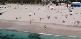 At maskesi takıp denize girdi, görenler şaşkına döndü