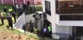 Direksiyon hakimiyetini kaybeden sürücü apartman boşluğuna düştü: 2 yaralı