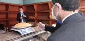 Fırınlardaki ramazan denetiminde pide ve ekmeğin gramajı ölçüldü