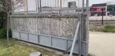 BOYADIĞI OKUL KAPISI ÜZERİNE DEVRİLEN KADIN YARALANDI