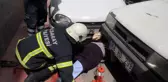 Covid-19 testi pozitif çıkan yaşlı kadına ambulanstan inerken otomobil çarptı...Otomobilin altında kalan kadını ekipler kurtardı