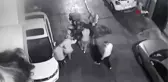 Son dakika haberi... Gürültü tartışması tekme tokatlı kavgaya döndü... Mahalle ortasında ölümüne dayak kamerada