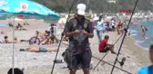 KONYAALTI SAHİLİ'NDE 'ZEHİRLİ EKMEKLE' BALIK AVI