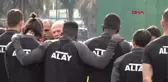 SPOR Mustafa Denizli'ye Altay'ın başındaki ilk idmanda taraftardan meşaleli karşılama