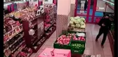 Girdikleri iş yerinde aradıklarını bulamayınca bir tepsi baklava çaldılar