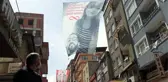 Pişman koca, 2 aydır konuşmadığı eşinden 10 metrelik pankartla özür diledi