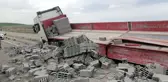 Tır refüje düştü yüklü bimsler yola saçıldı