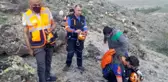 Uçurumda mahsur kalan koyunu ve sahibini ekipler kurtardı