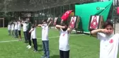 Yaptıkları ilkel oklarla oynarken olacakları tahmin bile edemezlerdi
