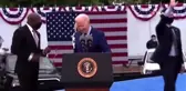 Biden'ın maske paniği: 30 saniye boyunca maskesini aradı