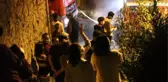 Son dakika: EVİNDE ÇIKAN YANGINDAN EVCİL HAYVANLARIYLA BİRLİKTE SON ANDA KURTULDU