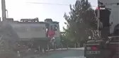 Hemzemin geçitte treni durduran makinist markete gidip alışveriş yaptı