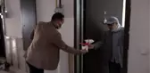 Muhtardan aşı yaptıran 60 yaş üstüne karanfil