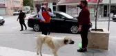 Burdur'un Gölhisar ilçesinde Vefa Sosyal Destek Grupları, tam kapanmada yiyecek bulmakta zorlanan sokak hayvanlarını besledi.