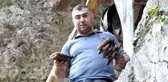 Önce yatağına yatmış sonra kovanlarını parçalamış