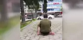 TRABZON BESLEDİĞİ SOKAK KÖPEĞİ NAMAZDA YANINDAN AYRILMADI