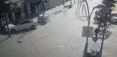 Polis memurunun yaşlı kadına yardım etmesi güvenlik kameralarına yansıdı