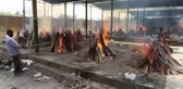 YENİ DELHİ - Hindistan'da Kovid-19 vaka sayıları 4 gündür düşse de krematoryumlardaki yoğunluk sürüyor