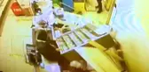 Zeytinburnu'nda şaşkın hırsızlar kamerada