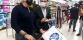 Ünlü radyocular Sultangazili vatandaşların market alışverişini yaptı