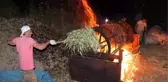 ÇİFTÇİLERİN 'FİRİK' MESAİSİ; İFTARDAN SONRA BAŞLAYIP, SAHURA KADAR ÇALIŞIYORLAR