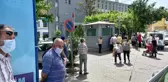 İzin belgesi almak için kuyruğa girdiler