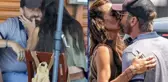 Oyuncu Gerard Butler ve sevgilisinin ilginç romantizmi! Önce dişlerinin arasını temizledi sonra öpücüklere boğdu