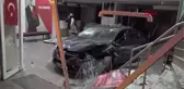 AVCILAR'DA ÖNÜNDEKİ OTOMOBİLE ÇARPAN OTOMOBİL, BANKA ŞUBESİNE GİRDİ; 2 YARALI