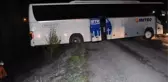 Geri manevra yapmak isteyen yolcu otobüsü şarampolde asılı kaldı