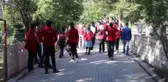Türk Kızılay gönüllüleri, mezarlıkların temizlik ve bakımlarını yapıyor