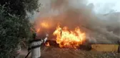 Buzdolabı bomba gibi patladı! Alevlere teslim olan ev, vatandaşların yoğun çabasına rağmen küle döndü