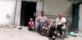 Fedakar anne, bedensel engelli üç çocuğuna bebek gibi bakıyor