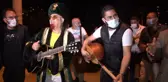 İzmirli sanatçılar vatandaşları orkestra ile sahura kaldırdı