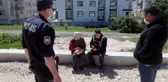 EVİNİN YOLUNU KAYBEDEN YAŞLI KADINI, POLİS AİLESİNE KAVUŞTURDU