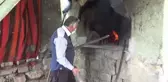 Köy muhtarı kendi pişirdiği ekmeği köylüye dağıtıyor