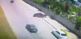 ANTALYA LASTİĞİ PATLAYAN OTOMOBİLİN KALDIRIMDA OTURAN ADAMA ÇARPTIĞI ANLAR KAMERADA